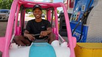 Este hombre de 30 años, oriundo de Ellenwood, Georgia, metió un motor de un pistón y dos galones de una hidrolimpiadora en una Power Wheels Barbie Dream Camper rosa averiada, un auto a pilas de menos de un metro veinte de altura.
