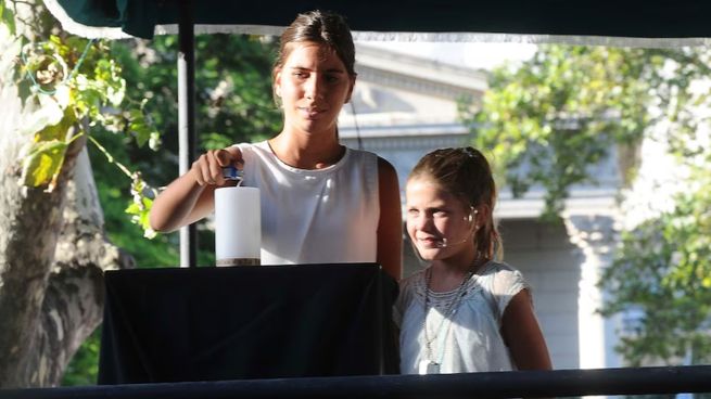 Iara y Kala, hijas del fiscal Alberto Nisman, en un acto homenaje en 2018.