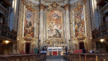 El presbiterio y el ábside son obras de Andrea Pozzo, quien pintó los frescos de la iglesia de San Ignacio de Loyola de Roma entre 1685 y 1701. El efecto de perspectiva es sorprendente: el muro del ábside parece poligonal mientras que en realidad es cóncavo. Los cuadros ilustran los momentos fundamentales de la vocación de San Ignacio y de los inicios de la Compañía de Jesús, a la que pertenece el Papa: el asedio de Pamplona, el servicio a los damnificados, la entrada de Francesco de Borja en la Compañía y el envío de Francisco Javier a las Indias (América). El ábside representa la visión de La Storta, la experiencia mística de Ignacio a las puertas de Roma.