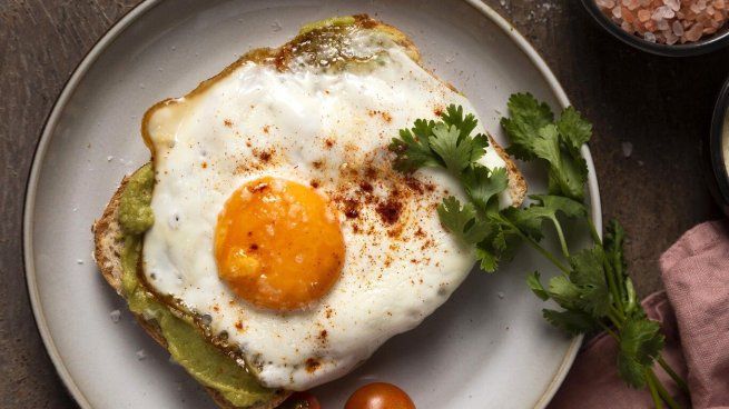 Una experta reveló la mejor manera de comer huevo.