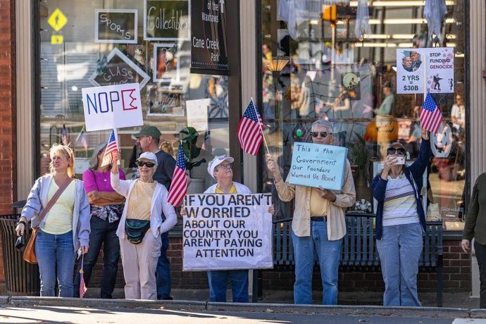 Los aliados de Trump acusaron a los manifestantes de estar aliados con el movimiento de extrema izquierda Antifa.