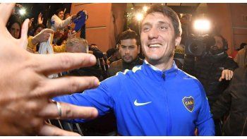 Guillermo Barros Schelotto a la salida del hotel donde concentró Boca.