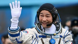 Un millonario japonés despegó en una nave rusa y estará 12 días en el espacio