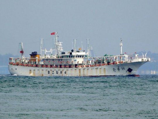 El pesquero Hong Pu 16 custodiado por el patrullero de la Armada Argentina se dirige al puerto de Bah&iacute;a Blanca donde quedar&aacute; retenido.
