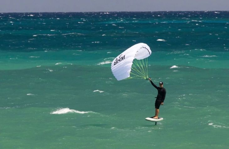 Los dos hombres ingresaron al mar para practicar este deporte náutico pese a las alertas por la ciclogénesis en Mar del Plata. Los dos hombres ingresaron al mar para practicar este deporte náutico pese a las alertas por la ciclogénesis en Mar del Plata.