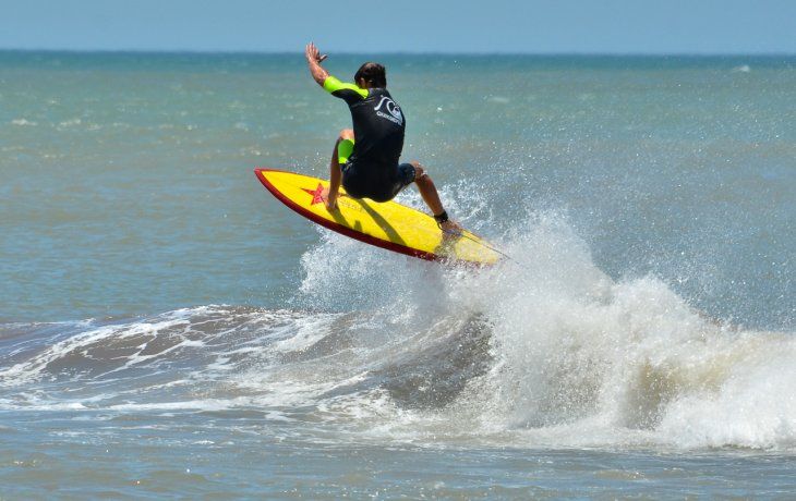 Santi Muñiz, el dos veces campeón mundial, fue el mejor surfista del día. Hasta metió un aéreo con la réplica de una tabla de los años 70.