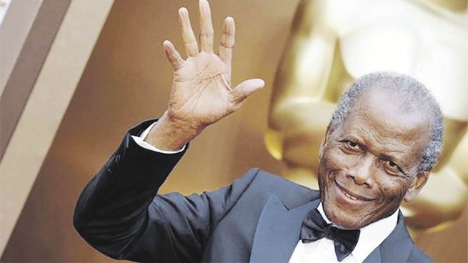 Sidney Poitier. Arriba, durante la entrega de un Oscar de Honor en 2002. Debajo, con Richard Widmark en su film debut, el violento policial noir “No Way Out”, de Joseph Mankiewicz.