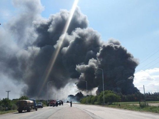 Incendio en una fábrica de solventes en Rosario.