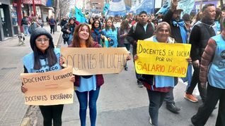 Docentes reclaman aumento salarial al gobierno de Martín Llaryora.