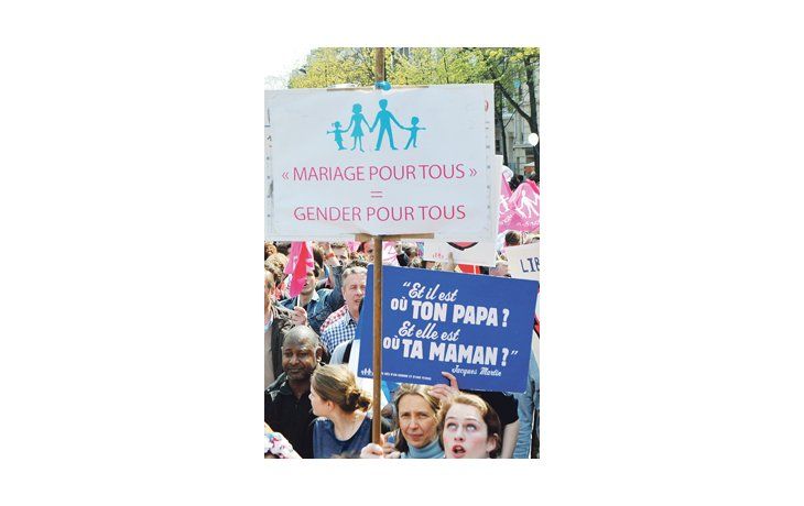 ámbito.com | Manifestantes enarbolan pancartas contra el matrimonio gay durante la masiva marcha llevada a cabo el domingo en París.