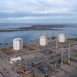 Eliminar el compre local abriría un mercado patagónico integrado: pymes de Río Negro podrían ofertar libremente en Neuquén (y viceversa), multiplicando contratos, economías de escala y oportunidades reales. Eliminar el compre local abriría un mercado patagónico integrado: pymes de Río Negro podrían ofertar libremente en Neuquén (y viceversa), multiplicando contratos, economías de escala y oportunidades reales.