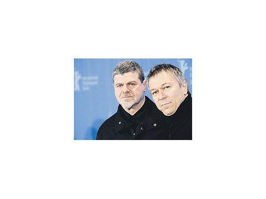 Gustavo Santaolalla y Miguel Kohan, el director del documental «El café de los maestros», que se vio ayer fuera de programa, en una muestra que arrancó ya con febril actividad en el mercado berlinés, segundo en importancia después de Cannes.