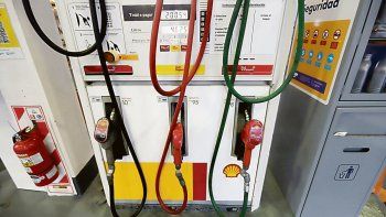 gobierno vuelve a postergar impuesto a combustibles para evitar suba de naftas