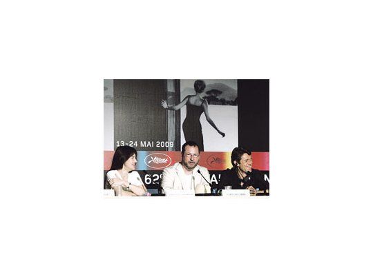 Charlotte Gainsbourg, Lars von Trier y Willem Dafoe en la conferencia de prensa de «Antichrist», donde hasta le pidieron al director que se disculpara por su película.