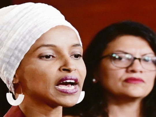 cruces. Las congresistas Ilhan Omar (izq.) y Rashida Tlaib (der.) son uno de los blancos favoritos del presidente Donald Trump.&nbsp;