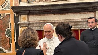 León XIV junto a la cineaste argentina Laura Citarella. León XIV junto a la cineaste argentina Laura Citarella.