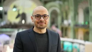 En 2014, Google compró DeepMind por más de 625 millones de dólares. En 2014, Google compró DeepMind por más de 625 millones de dólares.