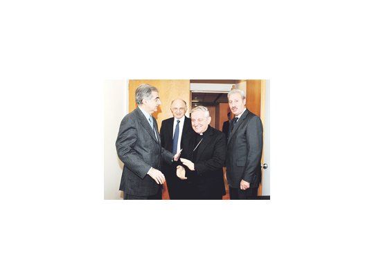 Risas en el piso 13o de la Cancillería con la visita del nuncio apostólico Adriano Bernardini a Héctor Timerman, quien se hizo acompañar por su segundo, Alberto D’Alotto (izq.), y el secretario de Culto, Guillermo Oliveri (der.)