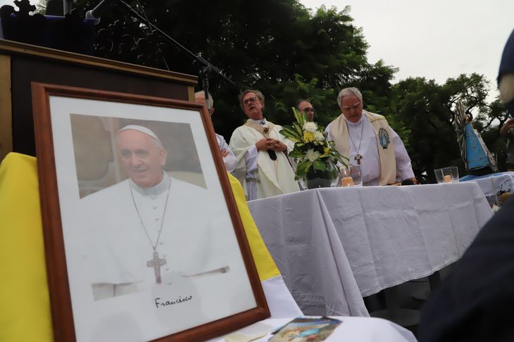 El martes, se llevó a cabo una misa en Constitución por la salud del argentino.