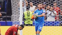 Unai Simón controla la pelota tras un intento de Cristiano Ronaldo.&nbsp;