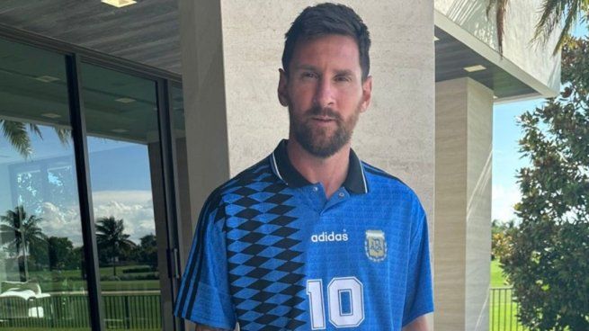 Nostalgia. Lionel Messi posó con la última camiseta de la Selección argentina que usó Diego Maradona, en el Mundial Estados Unidos 94.