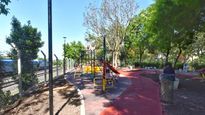 Se sumaron nuevos bancos, mesas y luminarias LED, en el Paseo de las Palmeras, en Tres de Febrero.