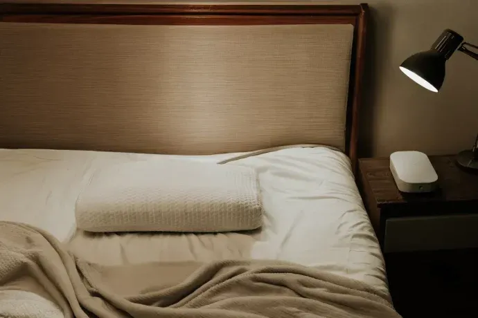 Con esta almohada, no necesitas la ayuda de nadie más para mantenerte bien posicionado de noche.