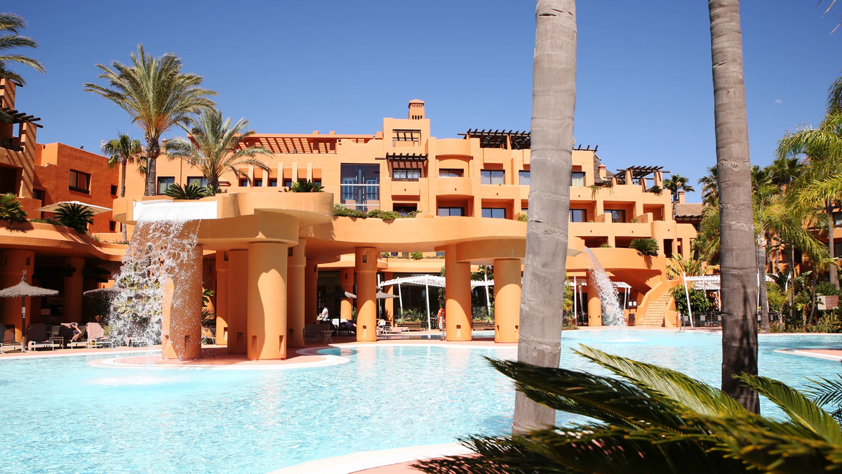 Spa, pond and direct view of the sea: this is the best hotel to spend the Spanish summer
