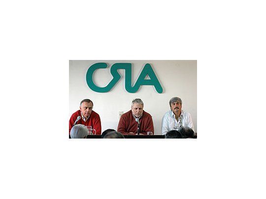 Los dirigentes de la CRA, de izquierda a derecha: Néstor Roulet vicepresidente primero, Horacio Llambías, presidente y Javier Jayo Ordoqui, secretario.