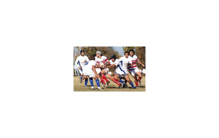 ámbito.com | Camino clausurado. La defensa de Mendoza RC le cierra el paso aun atacante de Marista. Mendoza se quedó con el duelo y avanza en la tabla.