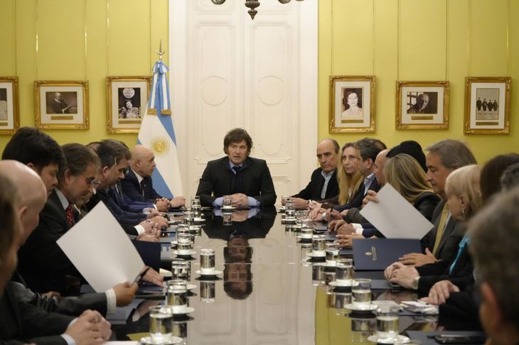 Javier Milei junto a diputados de La Libertad Avanza y el PRO.