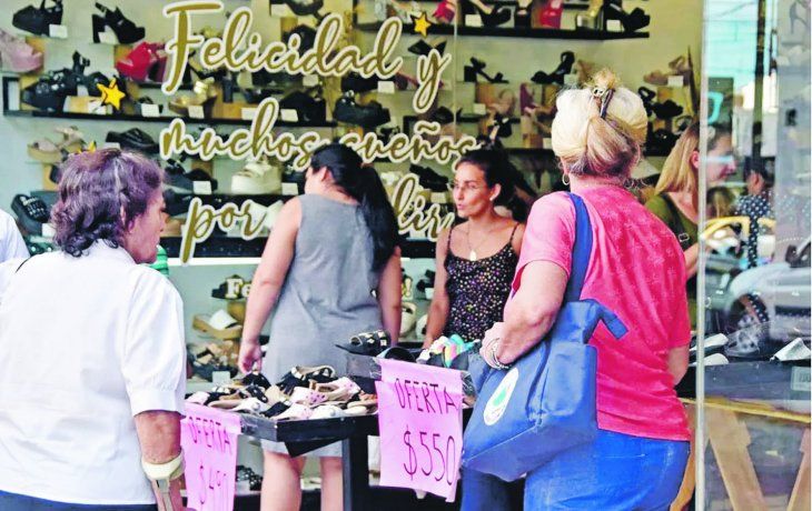 Casos. La actividad comercial en estas provincias no sufrió el mismo impacto que el resto del país.