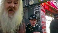 El hombre de 73 años portaba una navaja escondida.