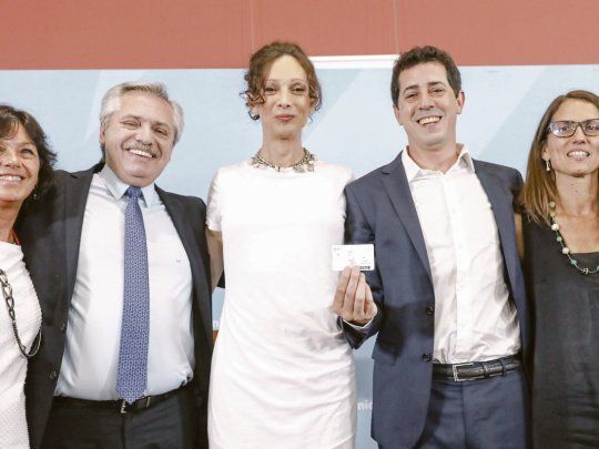 Documento. Vilma Ibarra, Alberto Fern&aacute;ndez, Isha Escribano, Wado de Pedro y Elizabeth G&oacute;mez Alcorta, durante el acto de entrega del DNI con datos rectificados a la activista transg&eacute;nero.
