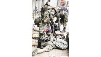 ámbito.com | Soldados chilenos apuntan contra supuestos saqueadores en Concepción. Unos 14.000 efectivos fueron asignados a las zonas más afectadas. En medio de la paranoia, civiles organizan grupos de autodefensa.