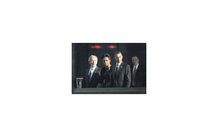 ámbito.com | Barack Obama, su esposa Michelle y George W. Bush caminan junto al memorial inaugurado ayer en el Ground Zero de Nueva York. Ambos, a su turno, procuraron dominar una maraña de Inteligencia que demostró fallas.