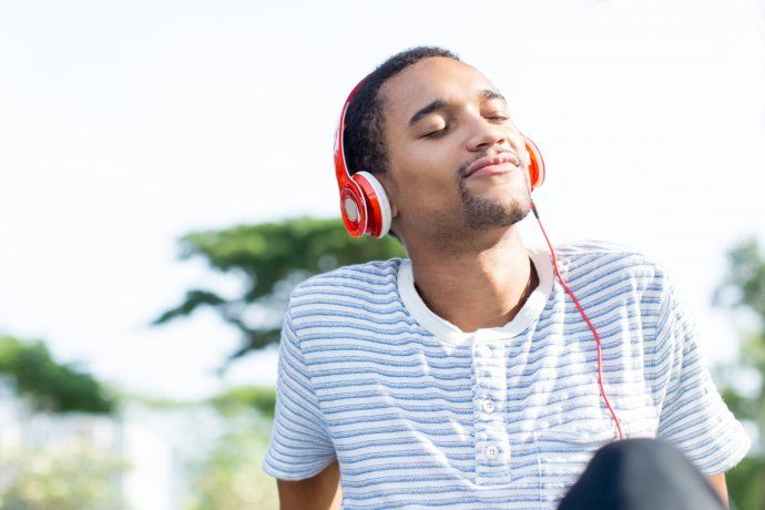 Escuchar música ayuda para el estrés. 