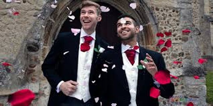 España legaliza el matrimonio entre personas del mismo sexo en el año 2005.