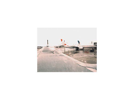 Esta obra de Jorge Miño integra su nueva serie de sus ya conocidas fotografías de aviones,esta vez tomadas en el aeropuerto de Rio de Janeiro durante un día de lluvia.