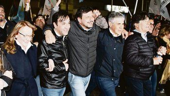 Postal. Alicia Kirchner y Carlos Zannini se sumaron a los festejos por los triunfos en los distritos.