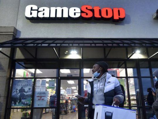 Acciones de GameStop recortan suba sideral de esta semana a la espera de Roaring Kitty
