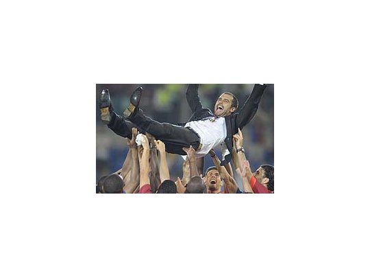 Josep Guardiola festeja, en el aire, uno de los tantos títulos que le dejaron a Barcelona 100 millones de euros durante su ciclo como técnico.