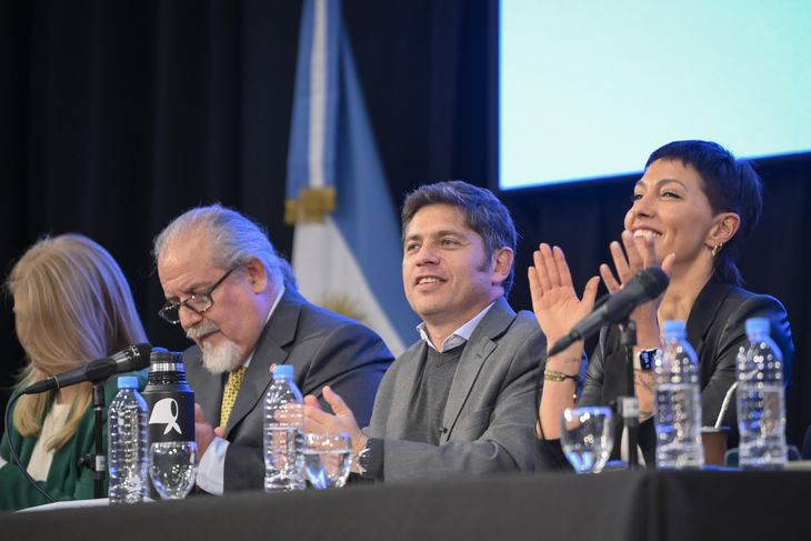 Kicillof y la kirchnerista Mendoza compartieron un acto en Lomas de Zamora.