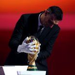 Los detalles del trofeo más buscado por el mundo del fútbol. Los detalles del trofeo más buscado por el mundo del fútbol.