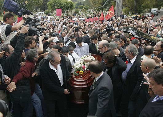 Familiares y amigos de Mercedes Sosa trasladan sus restos al llegar al cementerio de Chacarita.