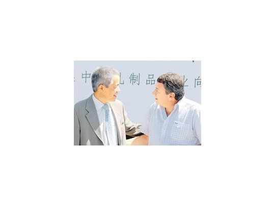 El embajador de la República Popular de China en la Argentina, Yin Hengmin, celebró el primer envío de quesos a su país junto al ministro de Agricultura, Norberto Yauhar.