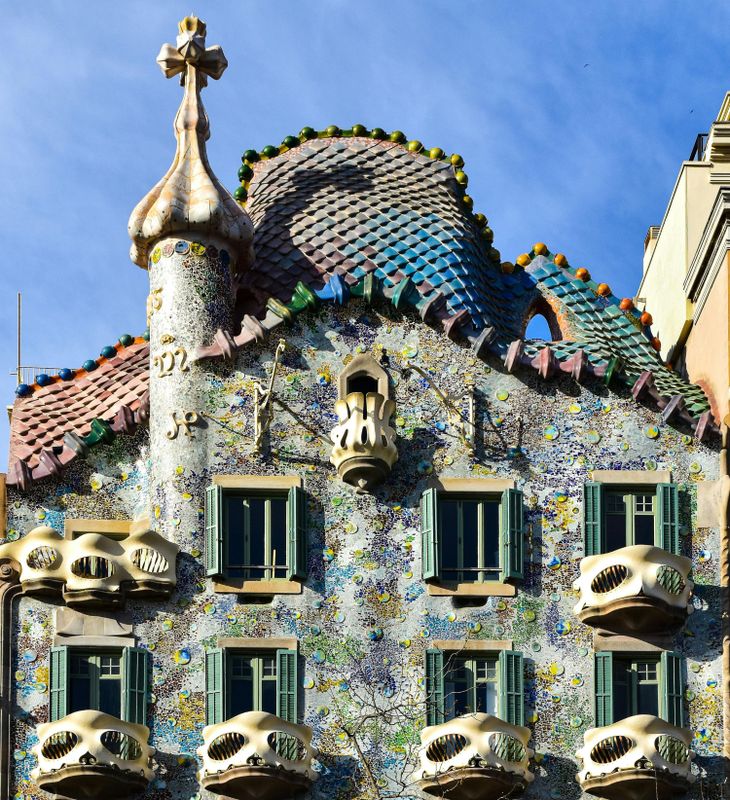 El techo ondulado de la Casa Batlló combina cerámica esmaltada, mosaicos de trencadís y piedra trabajada a mano, en una composición inspirada en la leyenda de Sant Jordi y el dragón El techo ondulado de la Casa Batlló combina cerámica esmaltada, mosaicos de trencadís y piedra trabajada a mano, en una composición inspirada en la leyenda de Sant Jordi y el dragón
