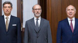 La actual Corte Suprema está compuesta por tres jueces.  La actual Corte Suprema está compuesta por tres jueces.