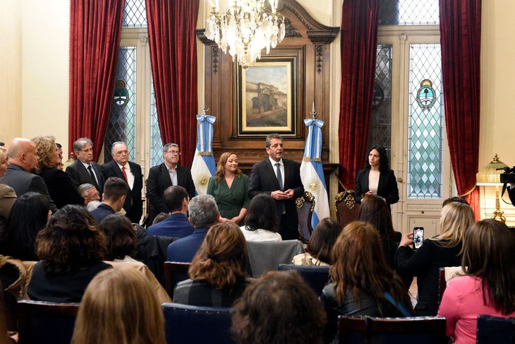 El candidato de UP, Sergio Massa, en el Salón de Honor del Congreso de la Nación, rodeado de los diputados del oficialismo. El candidato de UP, Sergio Massa, en el Salón de Honor del Congreso de la Nación, rodeado de los diputados del oficialismo.