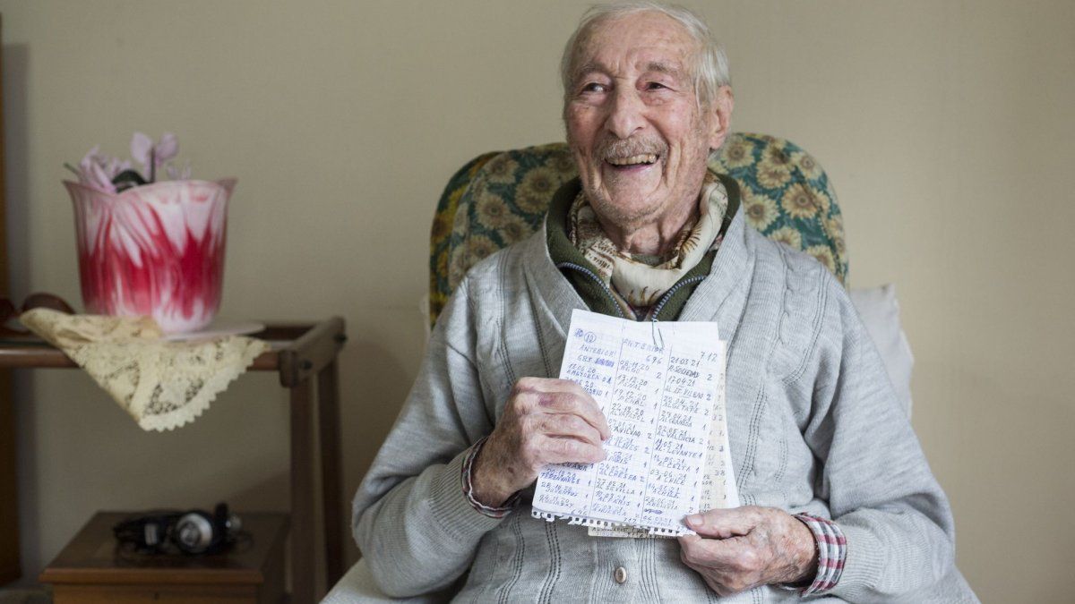 The 100-year-old grandfather who wrote down all Messi’s goals in a notebook died